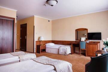 Фото номера Стандартный трехместный номер Отель Hotel Magellan г. Bronisławów 2